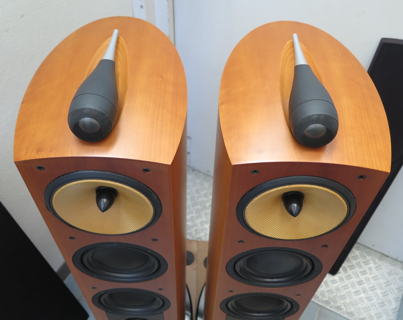 B&W Nautilus 804 Highend Stand-Lautsprecher mit Granitsockel B&W Nautilus 804 Highend Stand-Lautsprecher mit Granitsockel