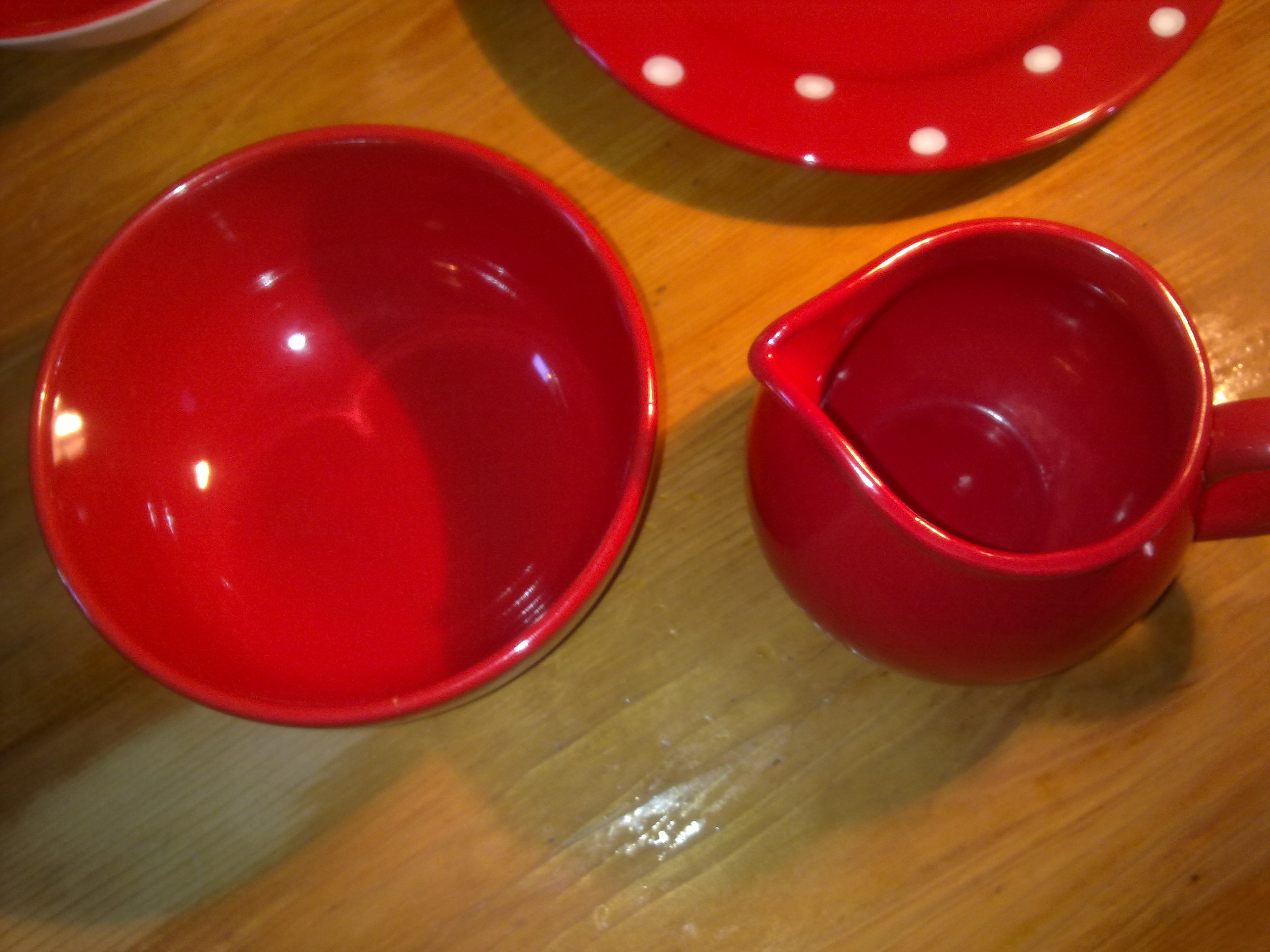 Geschirr rot mit weissen Tupfen - 4 Teile, neuwertig