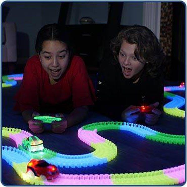 Magic Tracks Mega RC mit 2 ferngesteuerten Turbo Rennwagen Leuchtet Glow LED Spielzeug Hit Kind Kinder Weihnachten Geschenk Idee