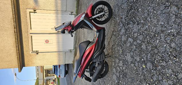 Piaggio Medley 125ccm ABS(Frisch MFK 14.10.25) 2019 Jahrgang Véhicules 4 Piaggio Medley 125ccm ABS(Frisch MFK 14.10.25) 2019 Jahrgang