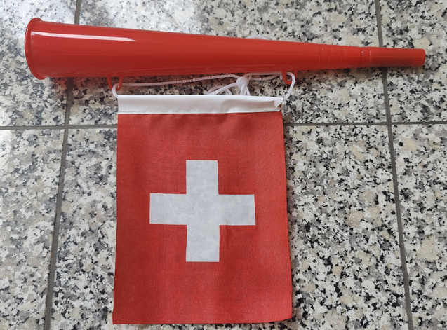 Schweiz Trompete mit Flagge Tröte Hopp Schwiiz Fan Accessoire Fussball Hockey Eishockey WM EM Fanartikel Switzerland Suisse Svizzera Support Stadion