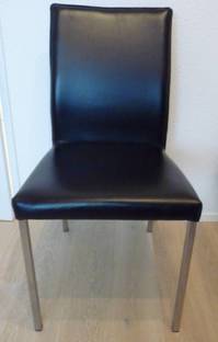 Stuhl in Leder, schwarz mit CNS-Metall-Konstruktion